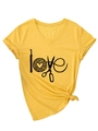 Dettaglio maglietta gialla con scollo a V, grafica LOVE con strumenti da maglia e nodo - S / Giallo (Stampa Nera)