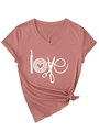 Détail du t-shirt rose poudré à col en V avec imprimé love et ourlet noué - S / Or Rose (Imprimé Blanc)