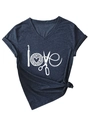 Détail d'un t-shirt à col en V avec motif LOVE et outils de couture sur tissu gris foncé - S / Bleu Marine (Imprimé Blanc)
