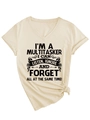 V-Ausschnitt T-Shirt in Beige mit lustigem Spruch und modischem Knotendetail am Saum - S / Sandfarben