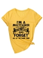 Gelbes T-Shirt mit V-Ausschnitt, schwarzem Spruch und modisch verknotetem Saumdetail - S / Gelb