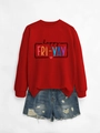 Dettaglio felpa rossa con stampa Happy Fri-Yay e pantaloncini di jeans invecchiati - S / Felpa Rossa (Grafica Nera)