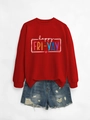 Dettaglio felpa rossa con stampa Happy FRI-YAY e pantaloncini in denim blu strappati - S / Felpa Rossa (Grafica Bianca)