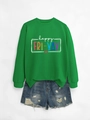 Dettaglio della stampa Happy Fri-Yay su felpa verde e pantaloncini in denim - S / Felpa Verde Erba (Grafica Bianca)