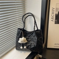 Große schwarze Schultertasche mit geprägtem Bärenmuster und süßem Wolkenanhänger - Mit Anhänger / Schwarz