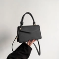 Borsa a tracolla nera opaca minimalista con patta a V e dettagli nodo dorato - Nero
