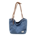 Klassische blaue Denim-Einkaufstasche mit braunen geflochtenen Seilgriffen und Retro-Metallplatte - Hellblau
