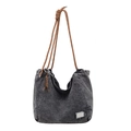 Dunkelgraue Denim-Einkaufstasche mit braunen Flechtgriffen und Metallplakette - Schwarz