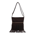 Sac bandoulière marron avec franges boho et clous carrés dorés sur un fond blanc neutre - Café