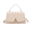Minimalistische cremefarbene Lackleder Handtasche mit goldenen Beschlägen und Tragegriff - Weiß