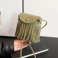 Böhmische olivgrüne Mini-Umhängetasche aus Wildleder mit langen Fransen und Metallelementen - Grün