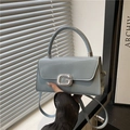 Bolso con solapa azul minimalista de estilo francés con hebilla G de strass y asa - Azul