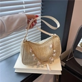 Beigefarbene Strohtasche im Hobo-Stil mit weißen Lederriemen und Muschel-Perlen-Kette - Khaki