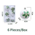 Set de 6 bolas de Navidad blancas con motivo de acebo verde y dorado en caja clara - Hoja Blanca
