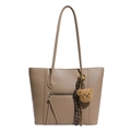 Grande borsa tote marrone in pelle texture litchi con ciondolo orsetto carino - Con Ciondolo / Cachi