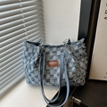 Bolso tote de mezclilla a cuadros azules con bordes deshilachados y asa de cadena - Azul