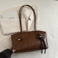 Sac cabas vintage en cuir marron avec nœud décoratif et pendentif raquette doré - Marron avec Pendentif