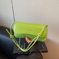 Borsa sottobraccio rettangolare verde in ecopelle con scritta dorata e tracolla con nodi - Verde