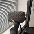 Bolso bandolera vintage marrón con estampado de monograma M y correa larga - Marrón