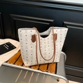 Sac fourre-tout blanc avec motifs d'ours rouges et lanières marron sur un banc en bois - Blanc