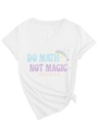 Dettaglio della maglietta bianca con scollo a V con scritta 'Do Math Not Magic' e stampa - S / Bianco