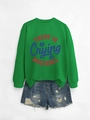 Détail du sweat-shirt vert avec slogan imprimé et short en jean bleu à bords effilochés - S / Vert Herbe