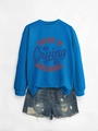 Détail d'un sweat-shirt bleu avec imprimé texte et short en jean déchiré pour femmes - S / Bleu Lac