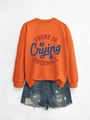 Mise à plat d'un sweat orange avec texte de baseball et d'un short en jean usé - S / Orange