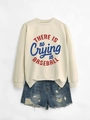 Dettaglio della stampa There Is No Crying In Baseball su felpa e pantaloncini denim - Colore sabbia