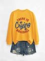 Flat lay di felpa gialla con scritte vintage e pantaloncini di jeans invecchiati - Giallo