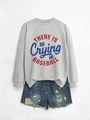 Posa piatta della felpa grigia a maniche lunghe con slogan e shorts di jeans - Grigio