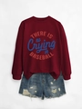 Dettaglio della felpa bordeaux a maniche lunghe con stampa grafica There Is No Crying In Baseball - Borgogna