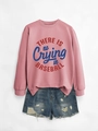 Felpa rosa con scritta 'THERE IS no Crying in BASEBALL' e pantaloncini di denim strappati - Oro rosa