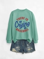Dettaglio felpa verde menta con stampa baseball e shorts in denim invecchiato - Verde chiaro