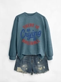 Posa piatta di felpa girocollo blu con stampa testuale e pantaloncini in denim - Blu