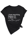 Detail eines schwarzen V-Ausschnitt T-Shirts mit Spruch und seitlichem Knotensaum - Schwarz (Weiße Schrift)