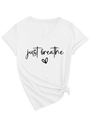 Detail eines weißen V-Ausschnitt T-Shirts mit Just Breathe Print und Knotensaum - S / Weiß