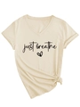 Detail eines V-Ausschnitt-T-Shirts in Aprikose mit Just Breathe Print und Seitenknoten - S / Sandfarben