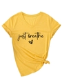 Detailansicht des gelben V-Ausschnitt-T-Shirts mit 'just breathe' Print und Knotensaum - S / Gelb