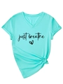 Detail eines V-Ausschnitt T-Shirts in Tiffany-Blau mit Just Breathe Herzprint und Knoten - S / Tiefwasserblau