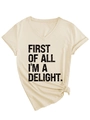 Dettaglio maglietta scollo V con scritta 'First of All I'm a Delight' e nodo sull'orlo - S / Sabbia (Stampa Nera)