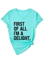 Dettaglio della maglietta verde menta con scollo a V, slogan nero e nodo alla moda - S / Blu Acqua Profonda (Stampa Nera)
