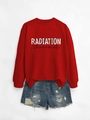 Dettaglio della felpa rossa Radiation Therapist abbinata a pantaloncini di jeans strappati - S / Felpa Rossa (Grafica Nera)