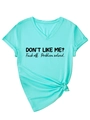 Dettaglio della T-shirt verde menta con scollo a V, nodo sull'orlo e stampa grafica - S / Blu Acqua Profonda (Font Nero)