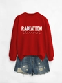 Dettaglio di una felpa rossa radiation therapist abbinata a pantaloncini di jeans blu - S / Felpa Rossa (Grafica Bianca)