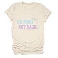 T-shirt in cotone beige con stampa arcobaleno e slogan Do Math Not Magic distesa - S / Sabbia