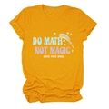 Dettaglio della stampa Do Math Not Magic su t-shirt giallo senape in misto cotone - S / Giallo Senape