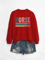 Détail d'un sweat-shirt d'infirmière rouge avec texte arc-en-ciel et short en jean - S / Rouge