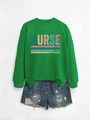 Détail du sweat vert infirmier imprimé avec un short en jean bleu délavé et déchiré - S / Vert Herbe