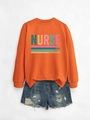 Détail du sweat d'infirmière orange avec texte arc-en-ciel et short en jean - S / Orange